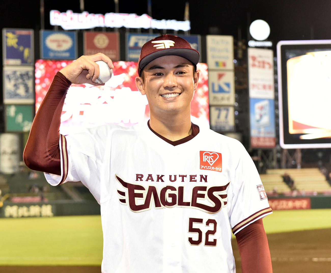 楽天対ソフトバンク　プロ初勝利球の楽天津留崎は記念球を手にポーズを決める（撮影・滝沢徹郎）