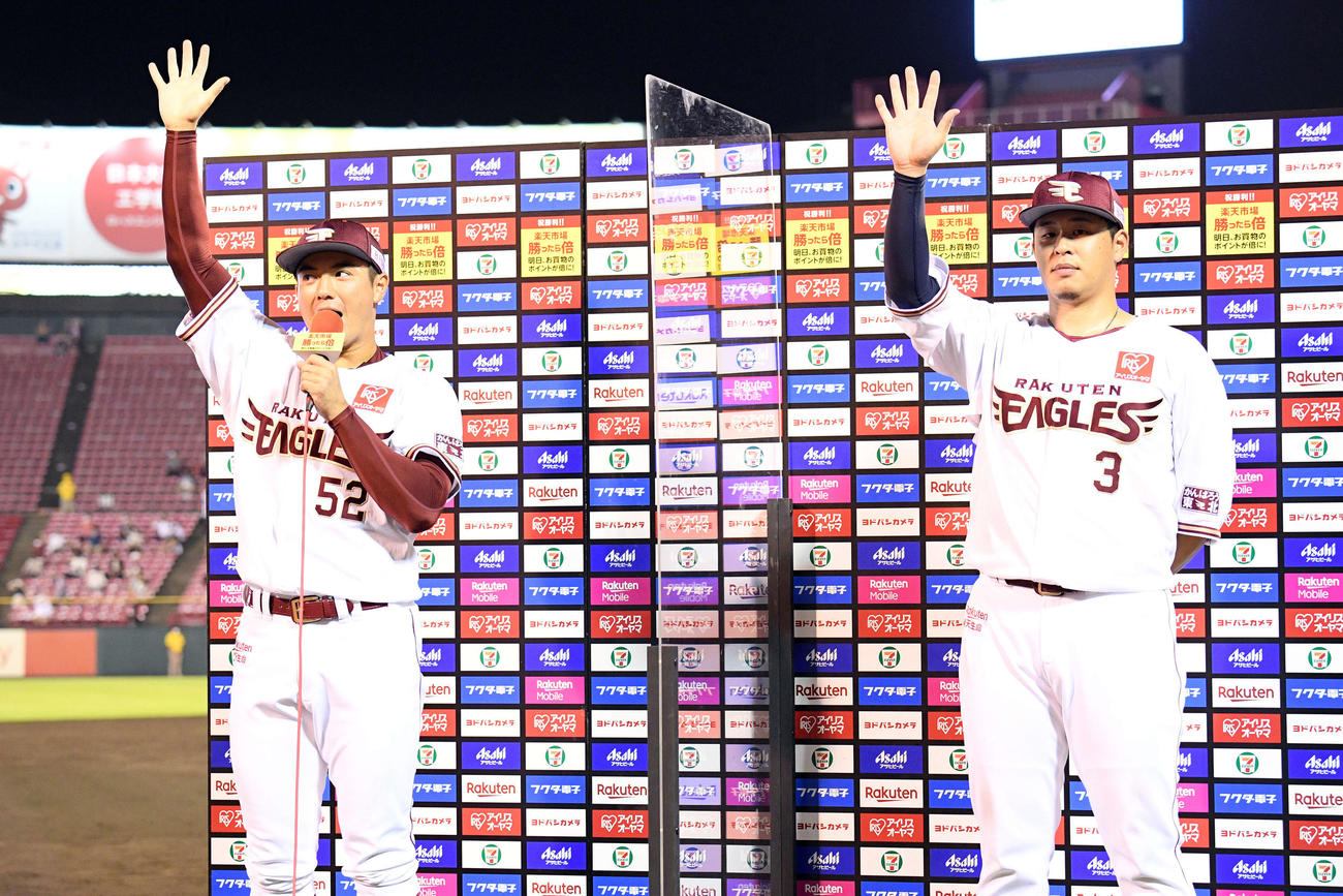 楽天対ソフトバンク　ヒーローインタビューを終えポーズを決めるプロ初勝利の楽天津留崎（左）と浅村（撮影・滝沢徹郎）