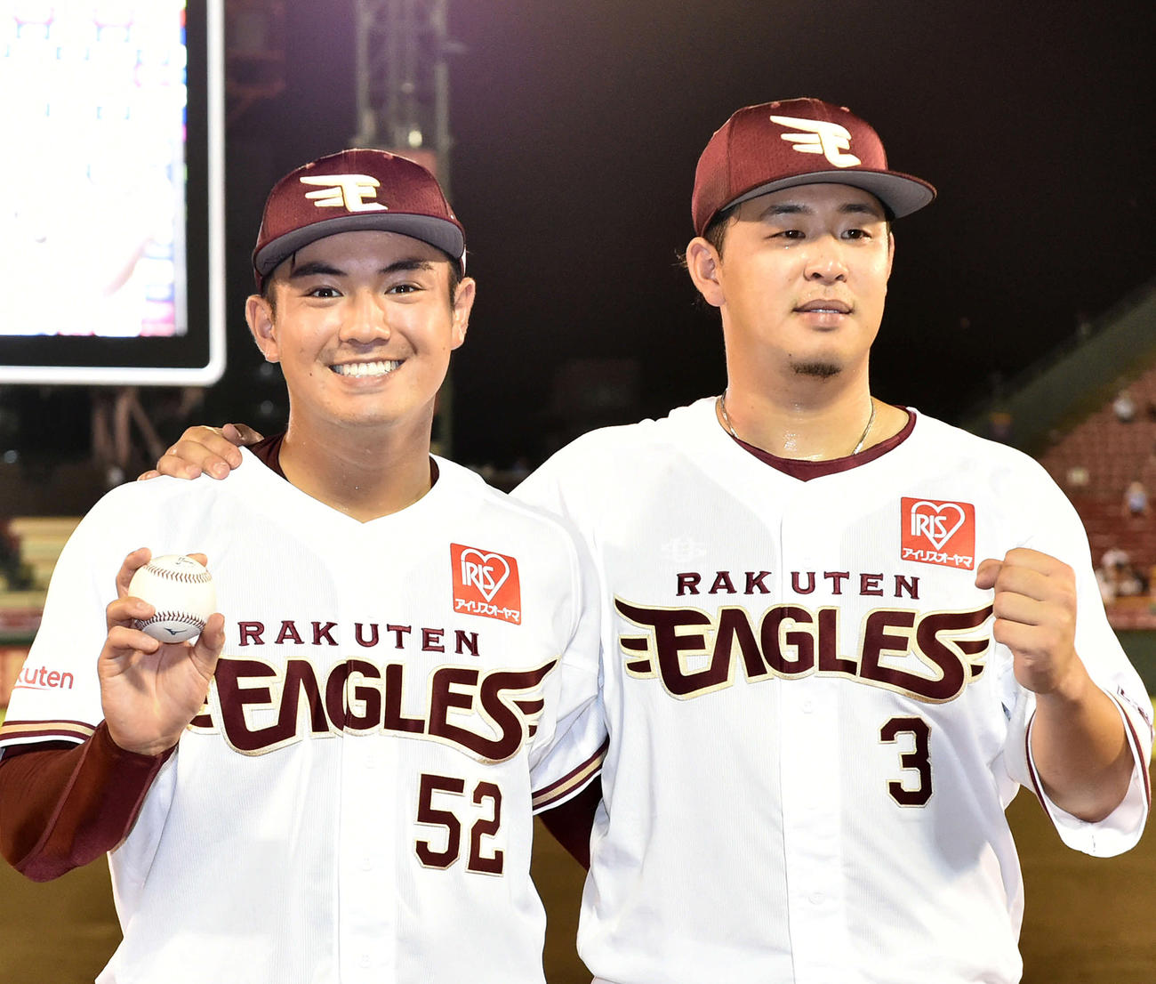 ヒーローインタビューを終え勝利球を手にポーズを決める津留崎（左）と浅村（撮影・滝沢徹郎）