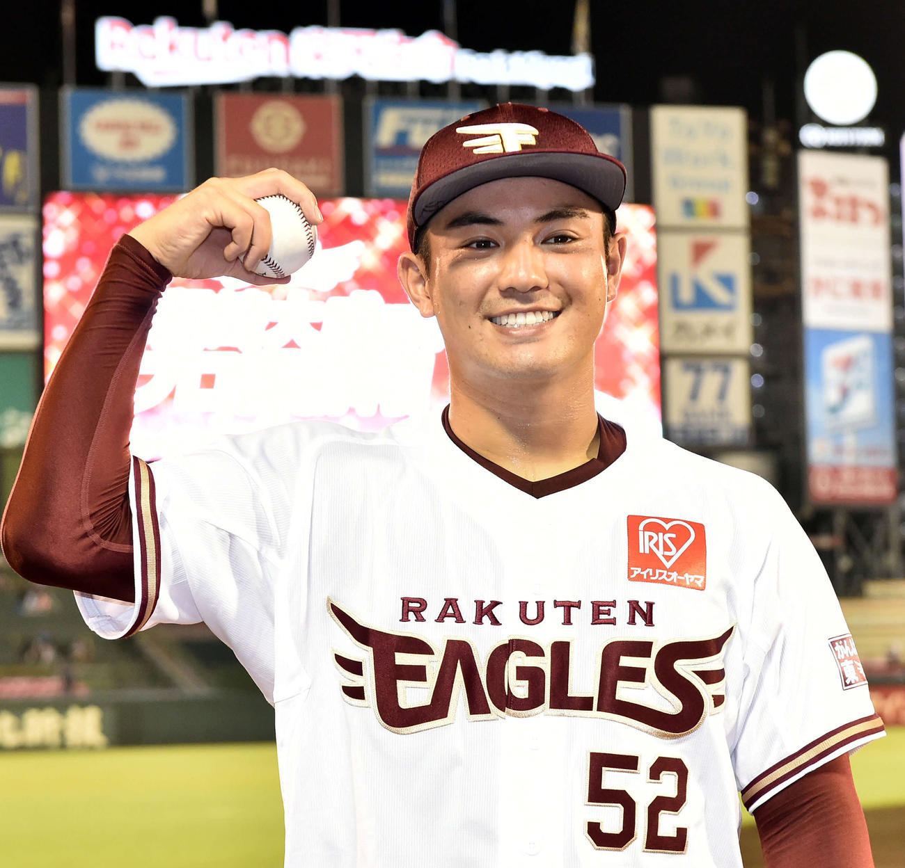 プロ初勝利の楽天津留崎は記念球を手にポーズを決める（撮影・滝沢徹郎）