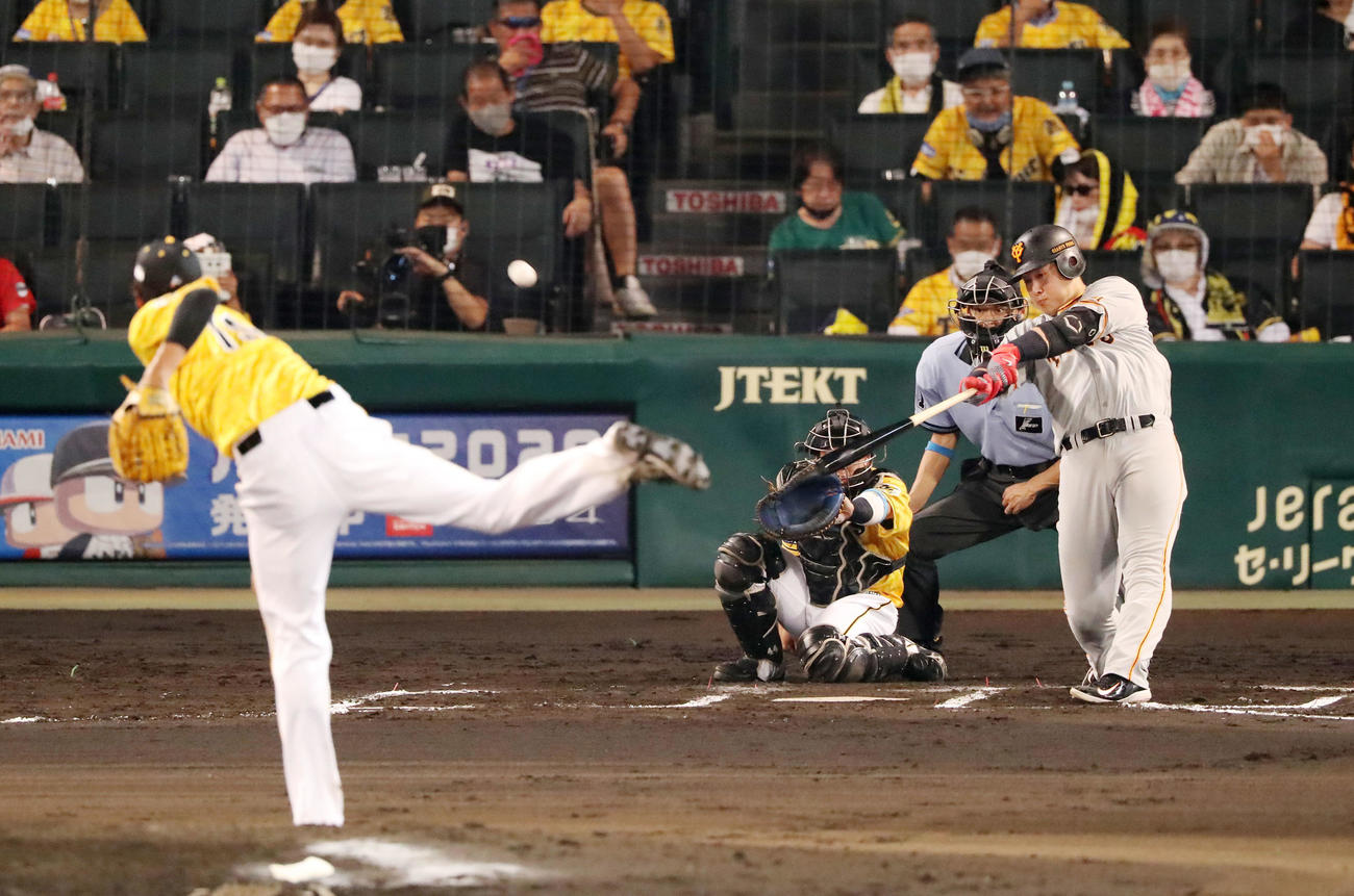 阪神対巨人　6回表巨人2死一、三塁、岡本は右越え適時二塁打を放つ（撮影・加藤哉）
