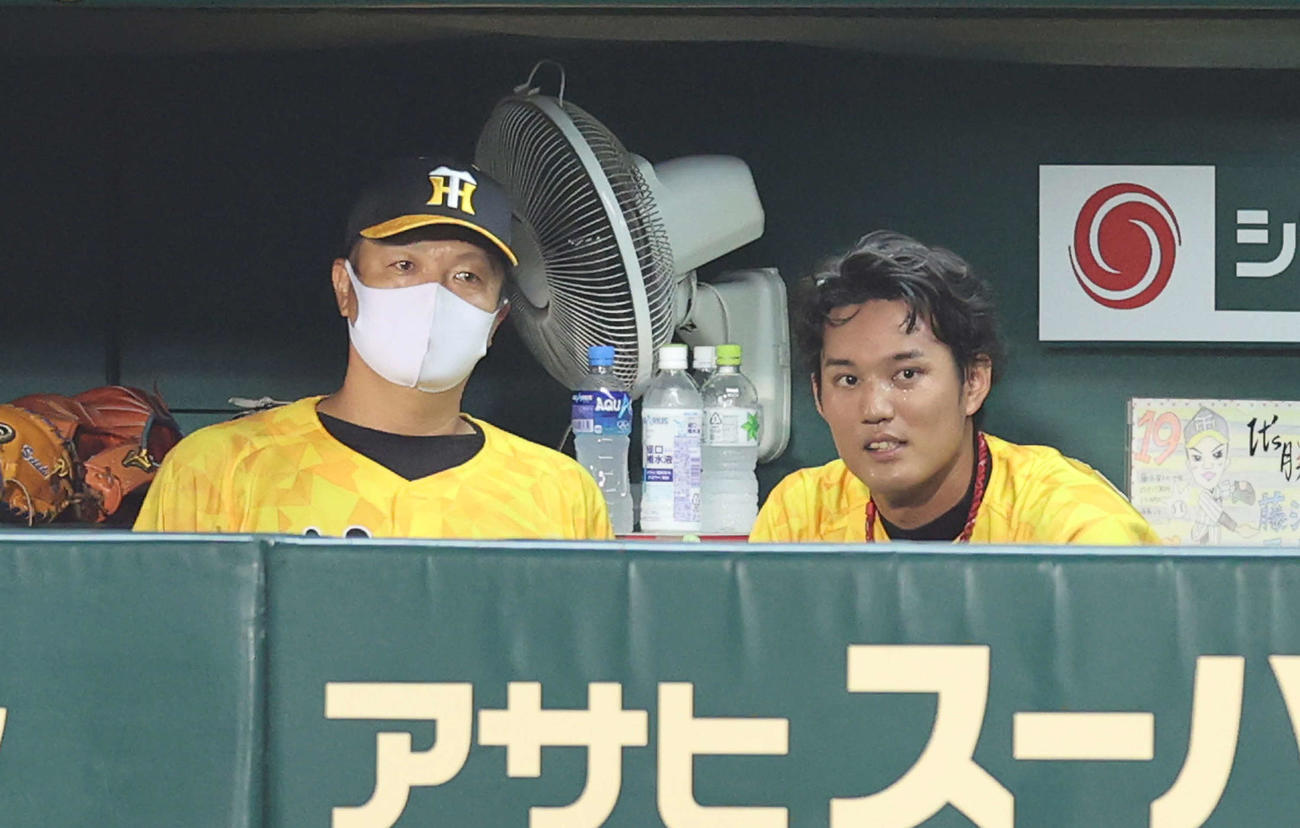阪神対巨人　6回表を終え、ベンチで福原コーチ（左）と言葉を交わす藤浪（撮影・河野匠）