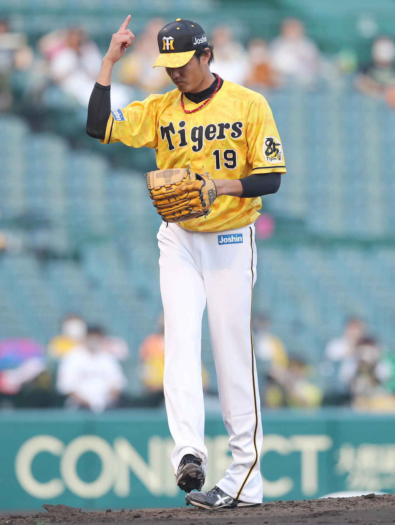 阪神対巨人　2回表巨人無死、岡本を空振り三振に仕留める藤浪（撮影・前田充）
