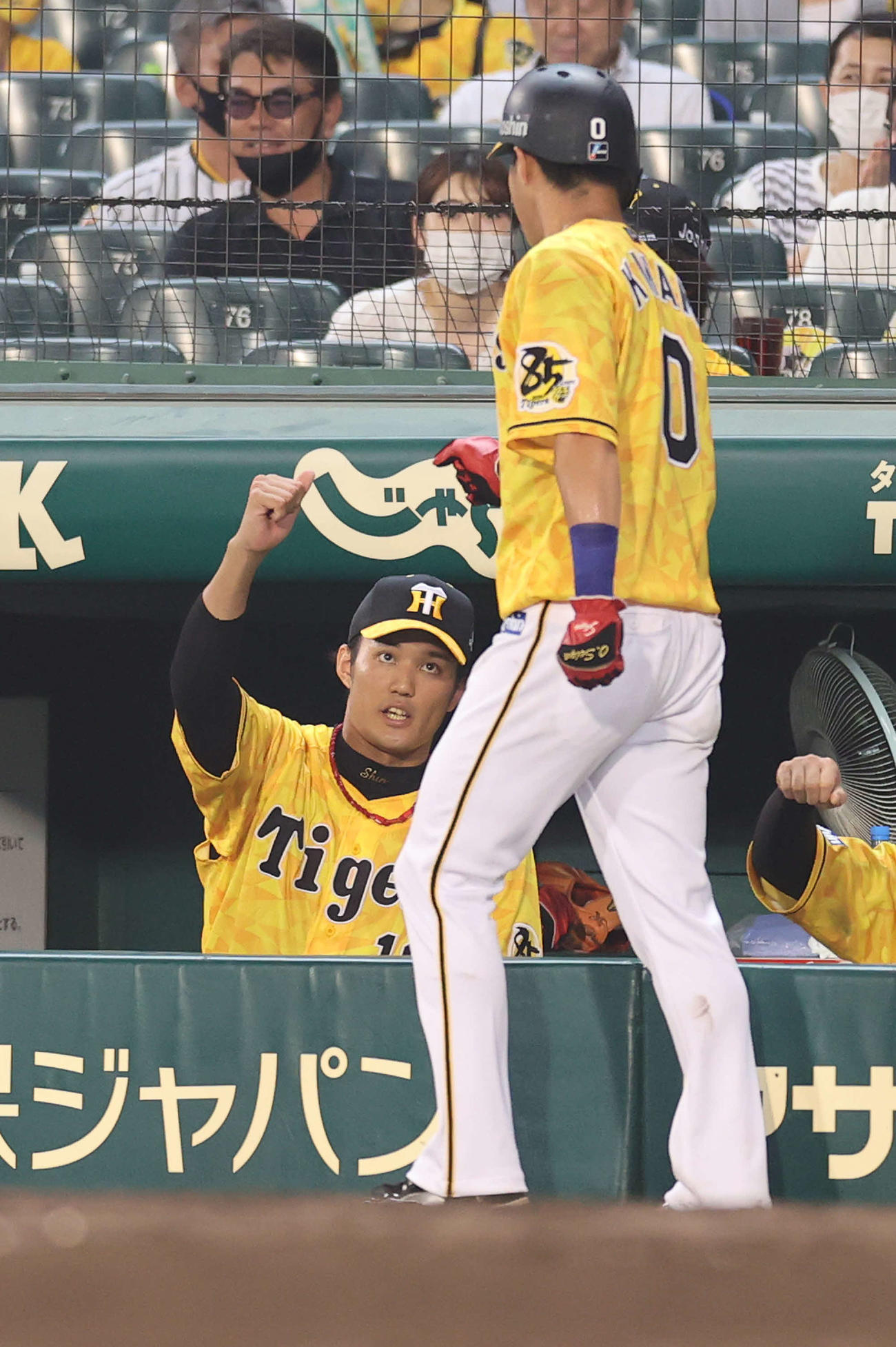 阪神対巨人　8回裏阪神1死満塁、糸井の遊ゴロで生還した木浪（手前）を迎える藤浪（撮影・河野匠）