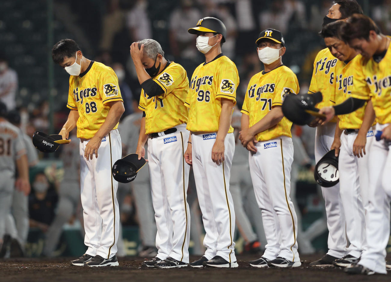阪神対巨人　巨人に連敗し、観客にあいさつする矢野監督（左端）ら（撮影・前田充）