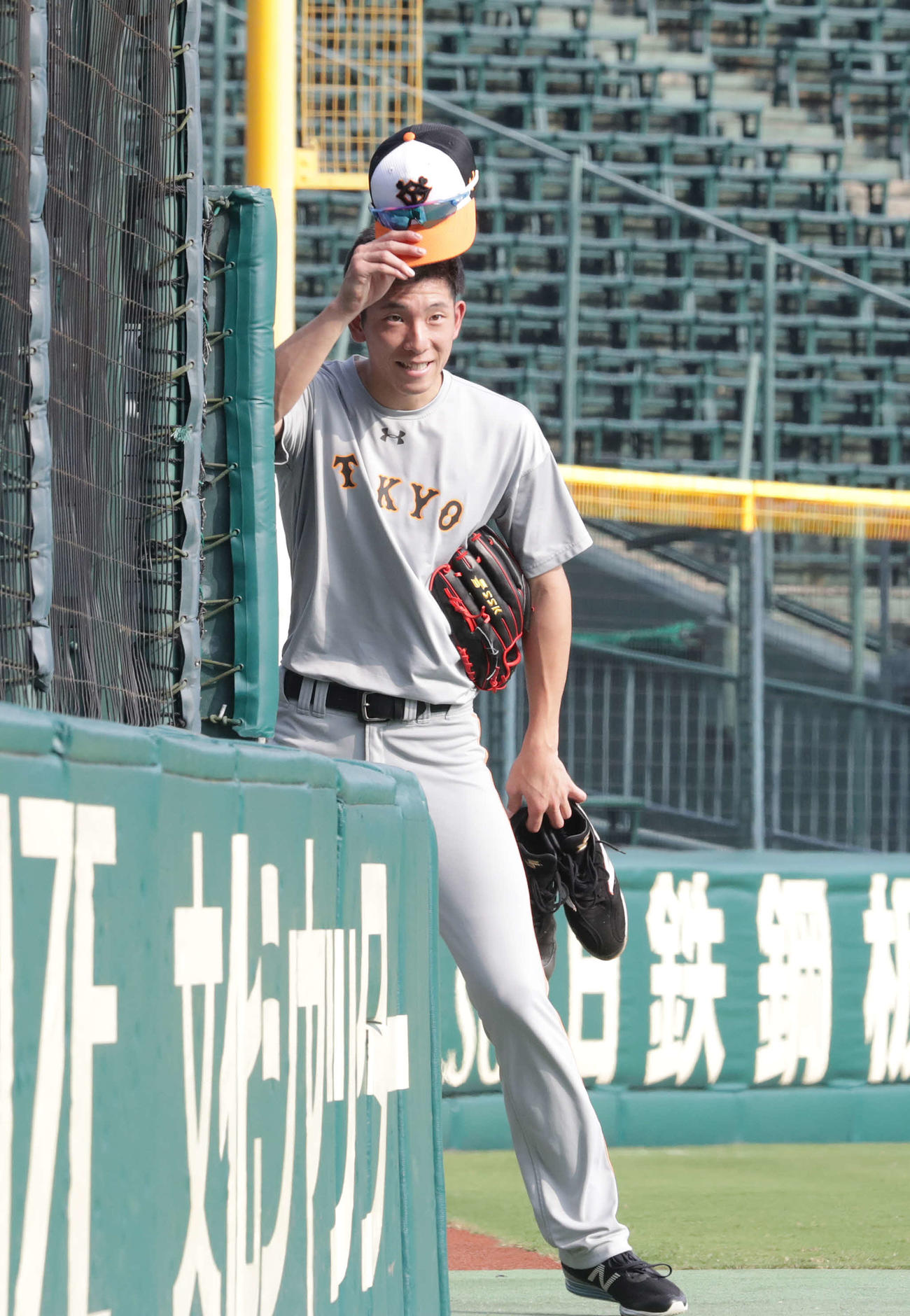 阪神対巨人　試合前練習を終えグラウンドをあとにする巨人戸郷（撮影・河野匠）