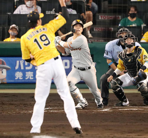 阪神対巨人　6回表巨人2死二塁、大城は左前適時打を放つ（撮影・加藤哉）