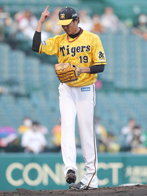 阪神対巨人　2回表巨人無死、岡本を空振り三振に仕留める藤浪（撮影・前田充）