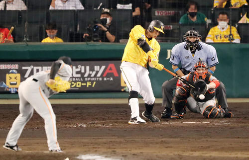 阪神対巨人　8回裏阪神1死満塁、糸井は遊ゴロを放ち得点を挙げる（撮影・加藤哉）