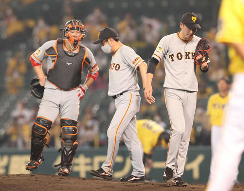 阪神対巨人　8回裏阪神無死一、二塁、降板となりマウンドをあとにする戸郷（右）。左から大城、宮本コーチ（撮影・河野匠）