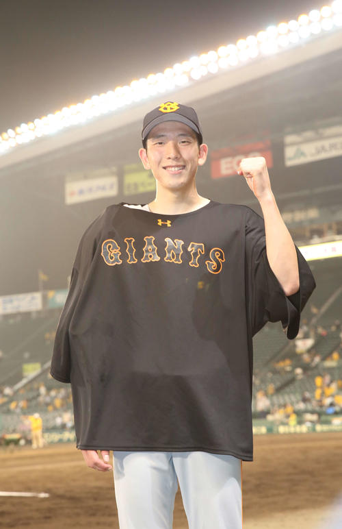 阪神対巨人　阪神を下し、今季4勝目を記録した戸郷は笑顔でガッツポーズを見せる（撮影・河野匠）