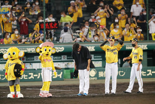 阪神対巨人巨人に敗れスタンドに一礼する藤浪（撮影・加藤哉）