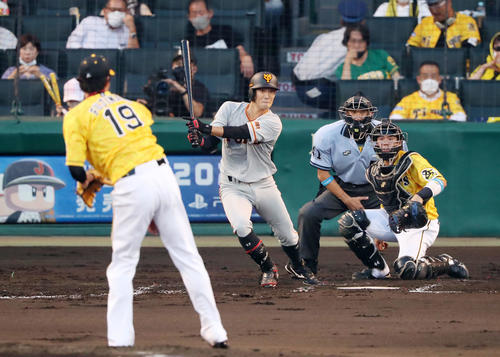 阪神対巨人　3回表巨人2死二塁、若林は中前適時打を放つ（撮影・加藤哉）