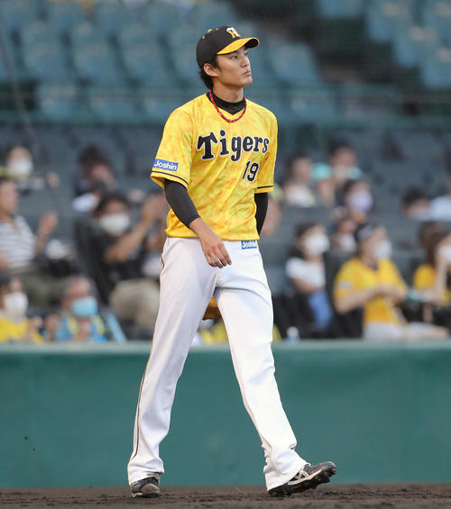 阪神対巨人　3回表巨人2死二塁、若林に適時打を浴び、先制を許す藤浪（撮影・前田充）