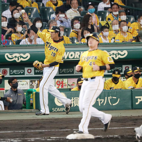 阪神対巨人　4回裏阪神1死一、二塁、ボーアは遊ゴロ併殺打を放つ中、淡々とキャッチボールして肩を温める藤浪（撮影・加藤哉）