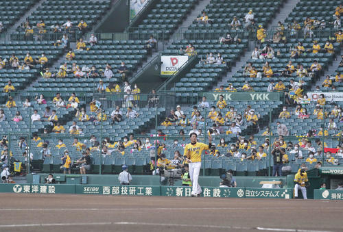 阪神対巨人　1回表、甲子園のマウンドに向かう阪神先発の藤浪（撮影・河野匠）