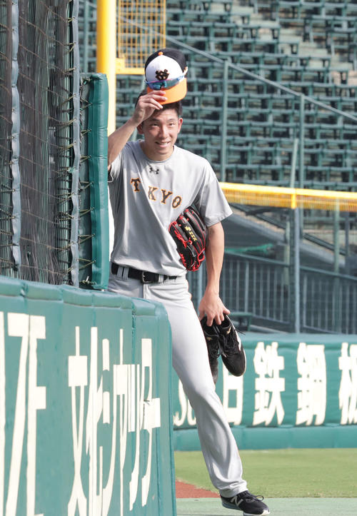 阪神対巨人　試合前練習を終えグラウンドをあとにする巨人戸郷（撮影・河野匠）