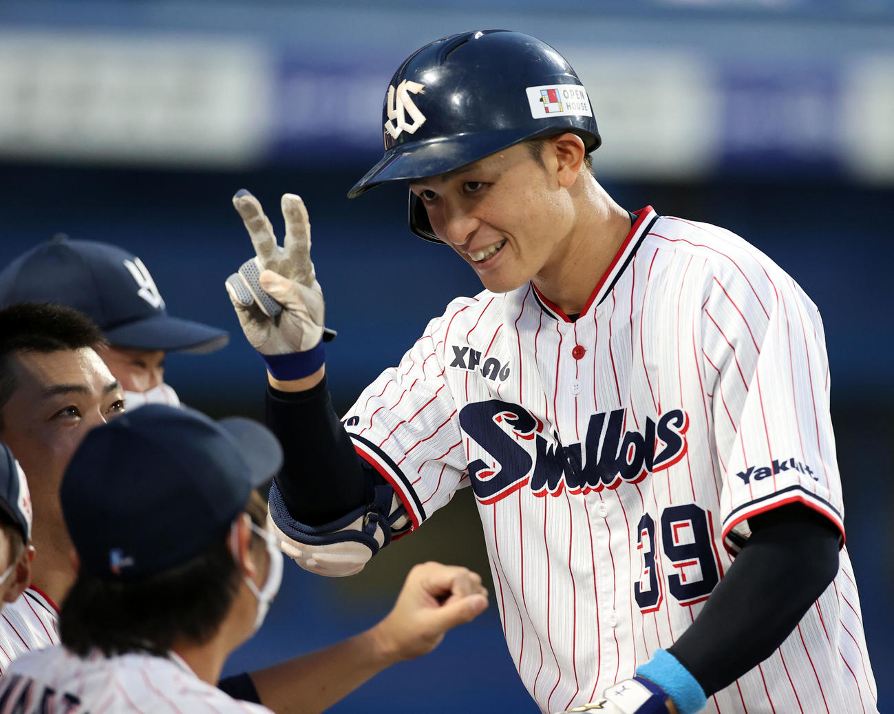 ヤクルト対広島　2回裏ヤクルト1死、宮本は同点ソロ本塁打を放ちナインとVサイン（撮影・浅見桂子）