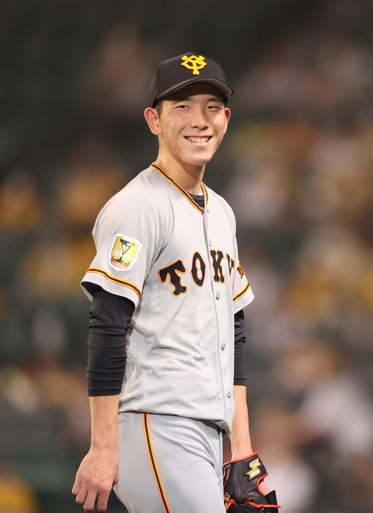阪神対巨人　6回裏を終え、笑顔で引き揚げる戸郷（撮影・河野匠）