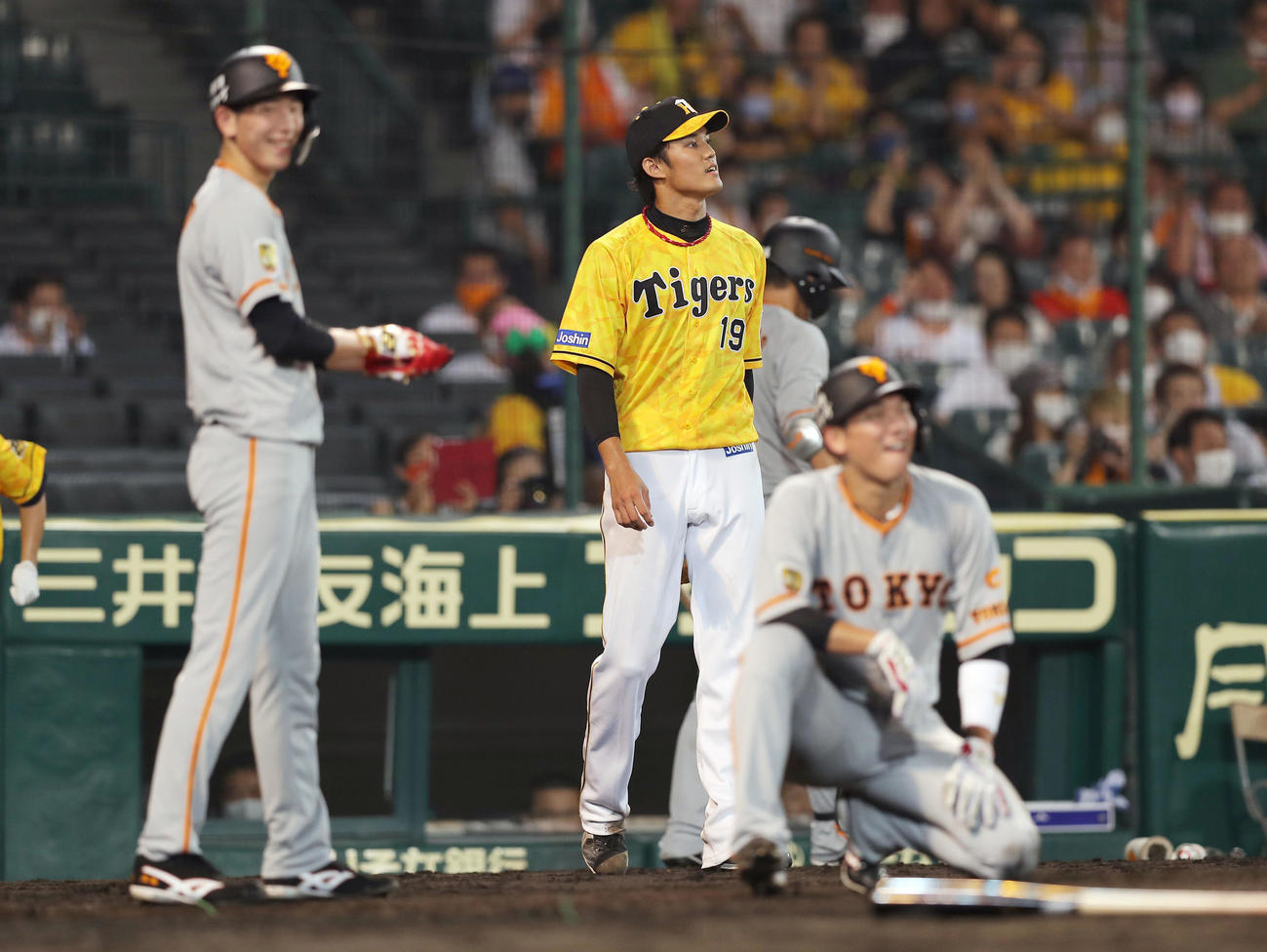 阪神対巨人　6回表巨人2死一、三塁、岡本に2点適時二塁打を浴び、悔しそうな表情を見せる藤浪（中央）。左は生還した戸郷と手前は坂本（撮影・前田充）