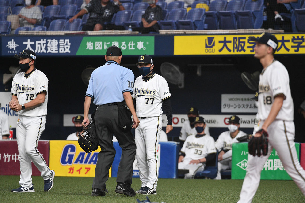 オリックス対ロッテ　5回表ロッテ2死一、二塁、菅野に適時打を浴びた鈴木（右端）の降板告げる西村監督（中央）（撮影・渦原淳）