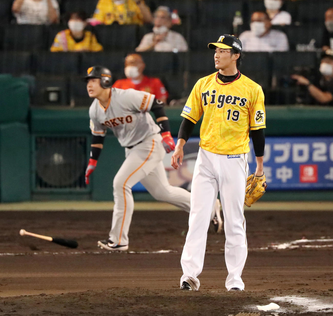 阪神対巨人　6回表巨人2死一、三塁、藤浪（右）は岡本に右越え適時二塁打を打たれ失点する（撮影・加藤哉）