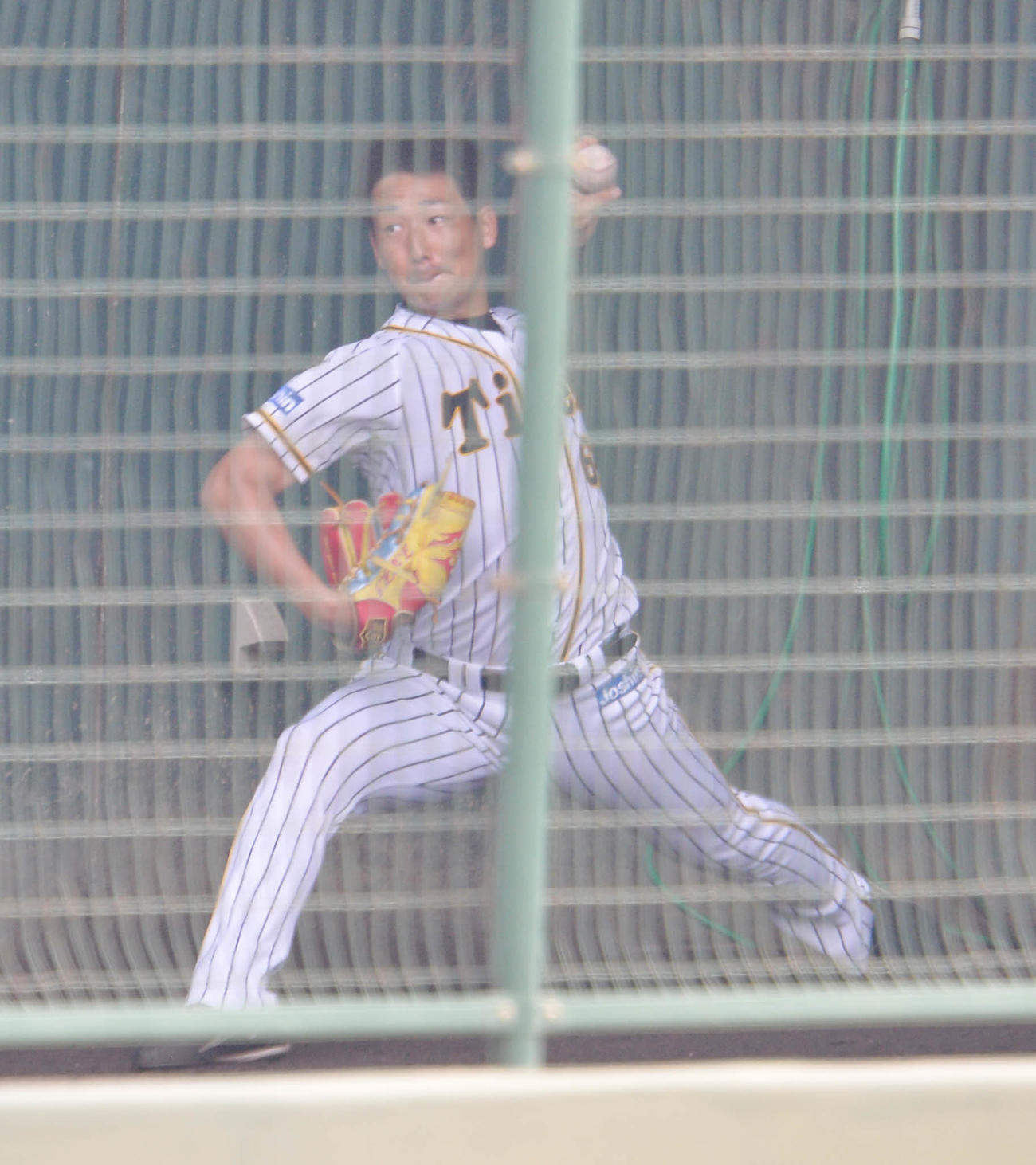ブルペンで投球練習をする岩崎