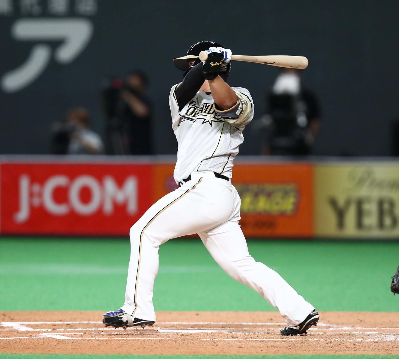 日本ハム対西武　2回裏日本ハム1死二塁、中前適時打を放つ横尾（撮影・黒川智章）