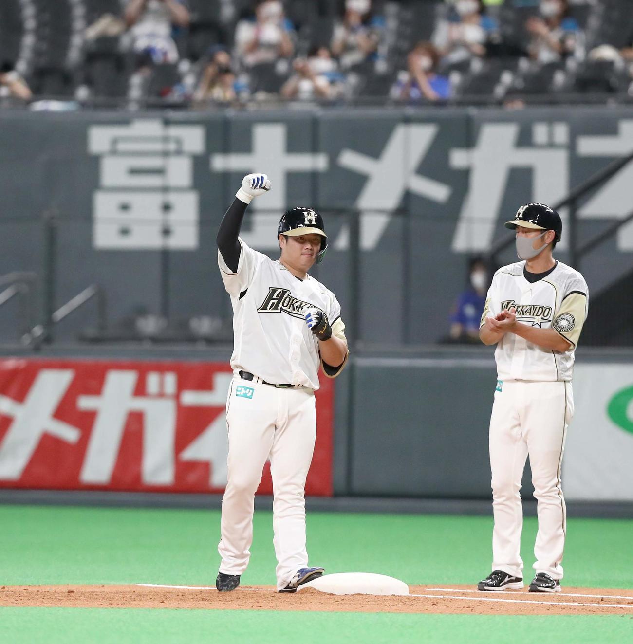 日本ハム対西武　2回裏日本ハム1死二塁、中前適時打を放ちガッツポーズの横尾（撮影・黒川智章）