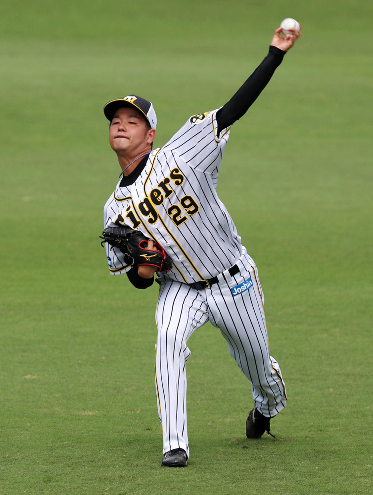 阪神対巨人　練習でキャッチボールする阪神高橋遥人（撮影・加藤哉）