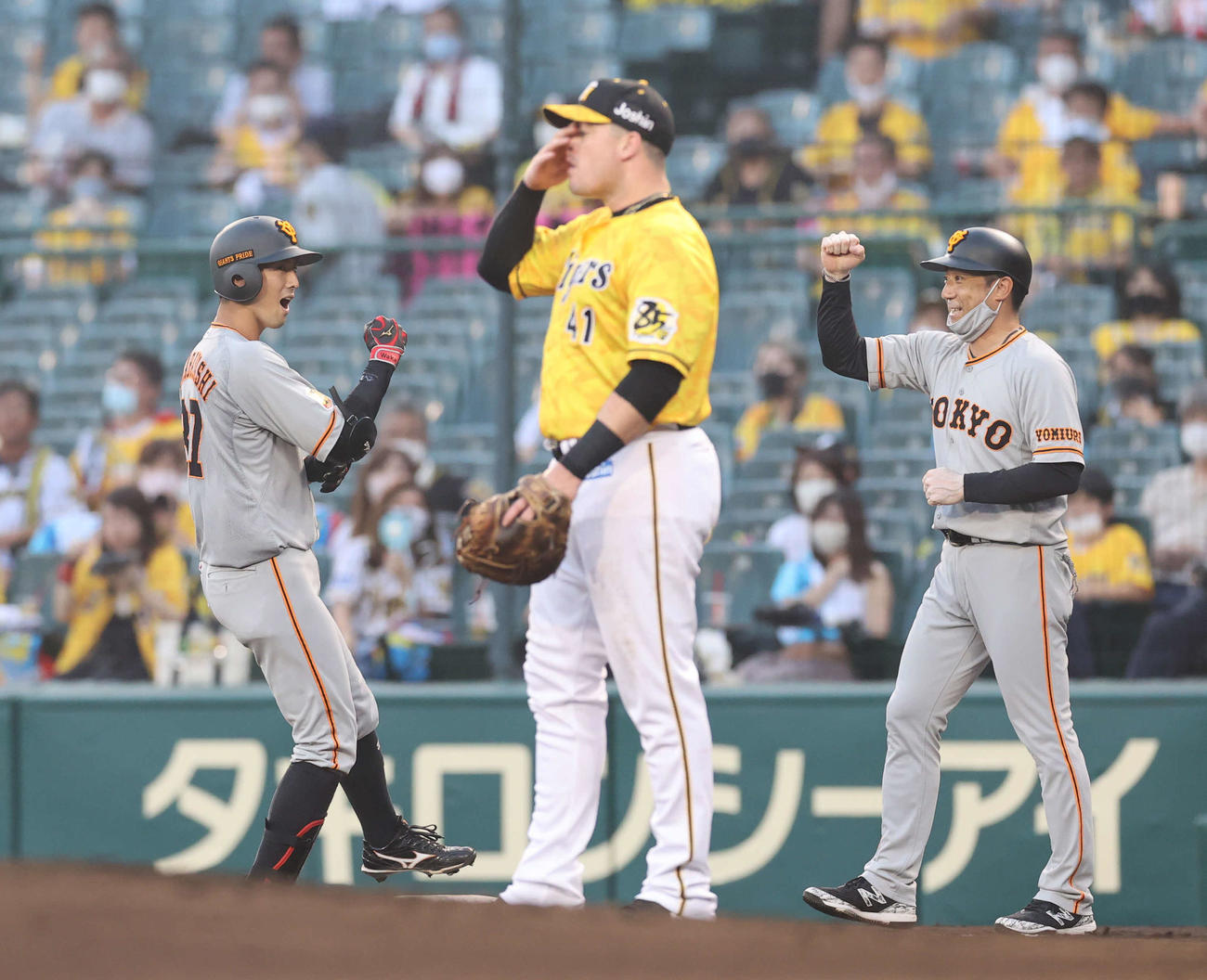 阪神対巨人　3回表巨人2死二塁、先制適時打を放ちガッツポーズを見せる若林（左）。右は古城コーチ、手前は一塁手ボーア（撮影・河野匠）