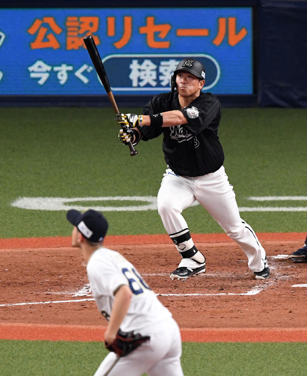 オリックス対ロッテ　5回表ロッテ1死、角中は右三塁打を放つ。投手鈴木（撮影・前岡正明）