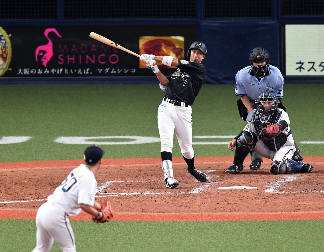 オリックス対ロッテ　5回表ロッテ2死一、二塁、福田秀は右中間に適時2点三塁打を放つ。投手左沢（撮影・前岡正明）