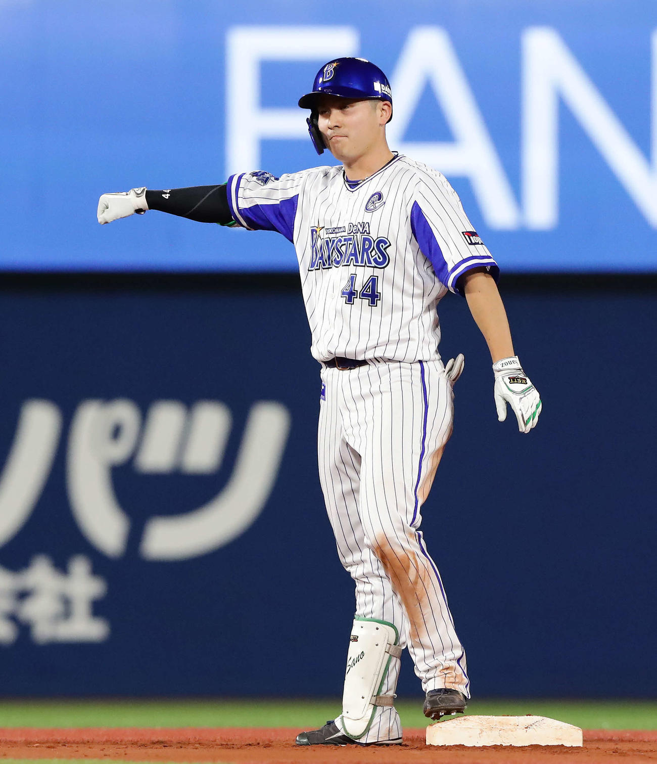 DeNA対中日　4回裏DeNA2死一、二塁、佐野は右前適時打を放って塁上でガッツポーズ（撮影・丹羽敏通）