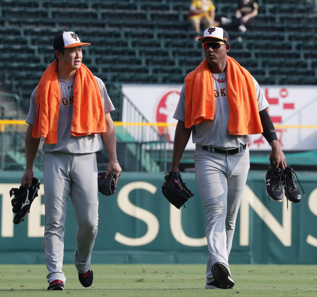 阪神対巨人　試合前練習を終え引き揚げる巨人メルセデス（右）と中川（撮影・河野匠）