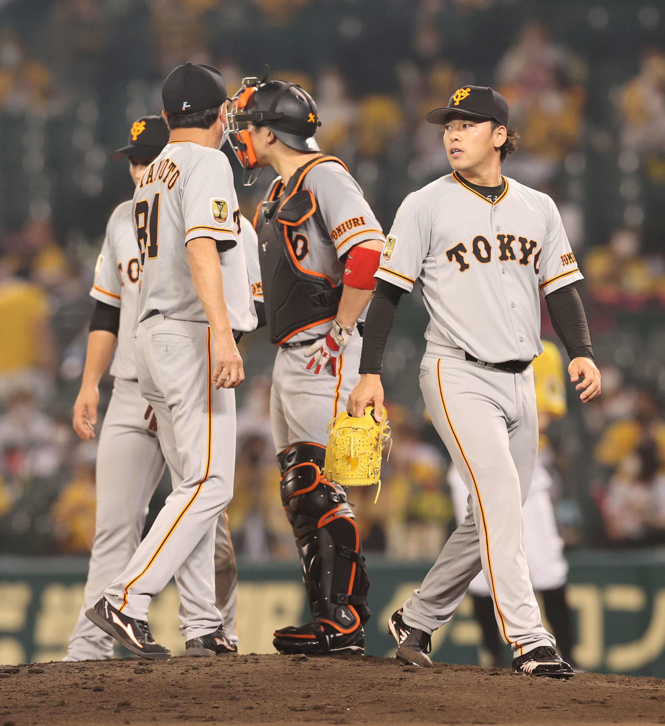 阪神対巨人　8回裏阪神2死一、三塁、降板となる高梨（右）（撮影・河野匠）