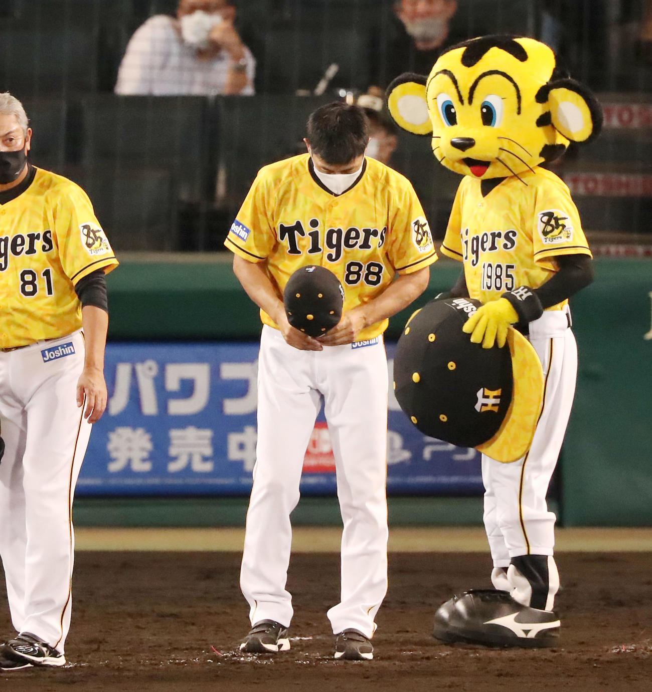 阪神対巨人　巨人に連敗しスタンドにあいさつする矢野監督（撮影・加藤哉）