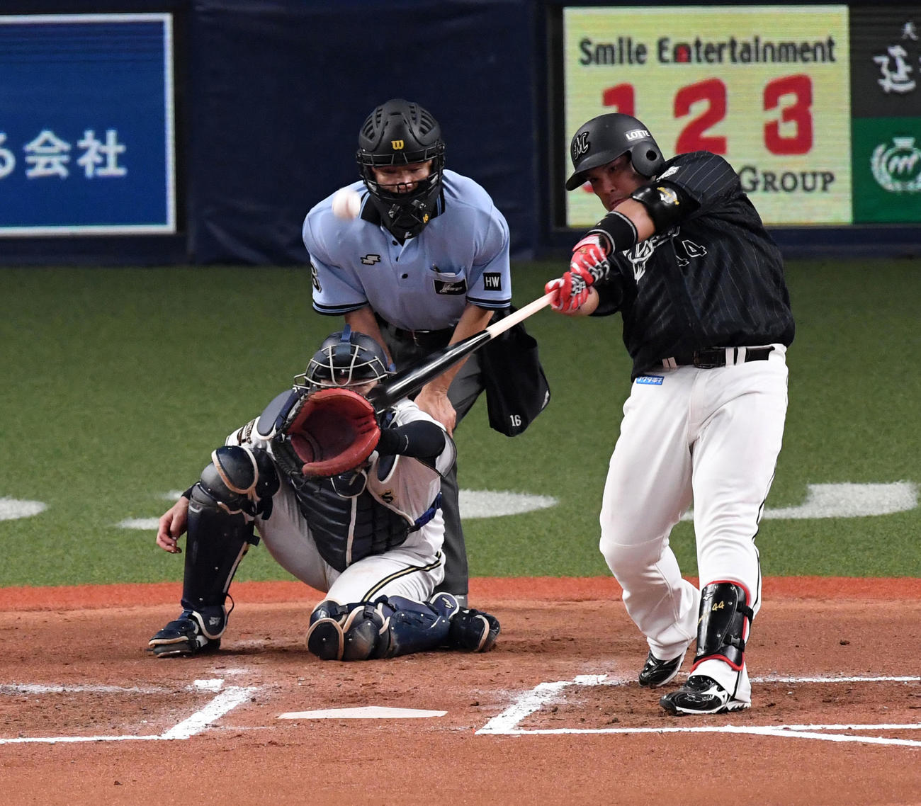 オリックス対ロッテ　7回表無死、ロッテ井上は中越え本塁打を放つ（撮影・前岡正明）
