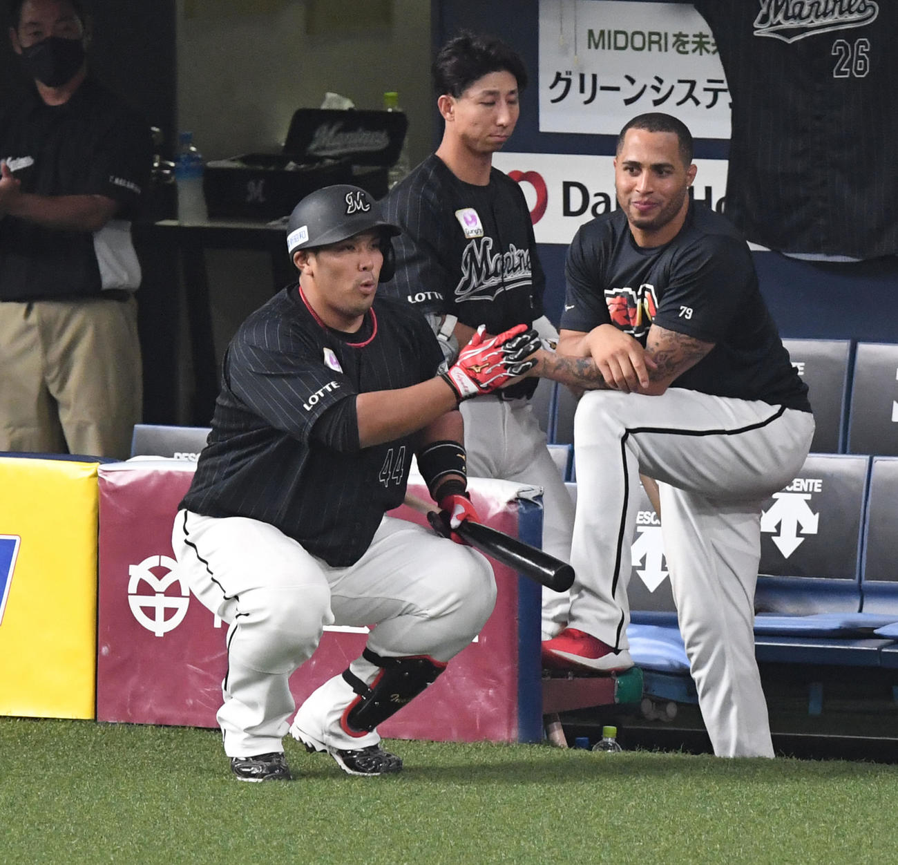 オリックス対ロッテ　7回表ろ無死、井上は中越え本塁打を放ち手刀を切るパフォーマンス（（撮影・前岡正明）