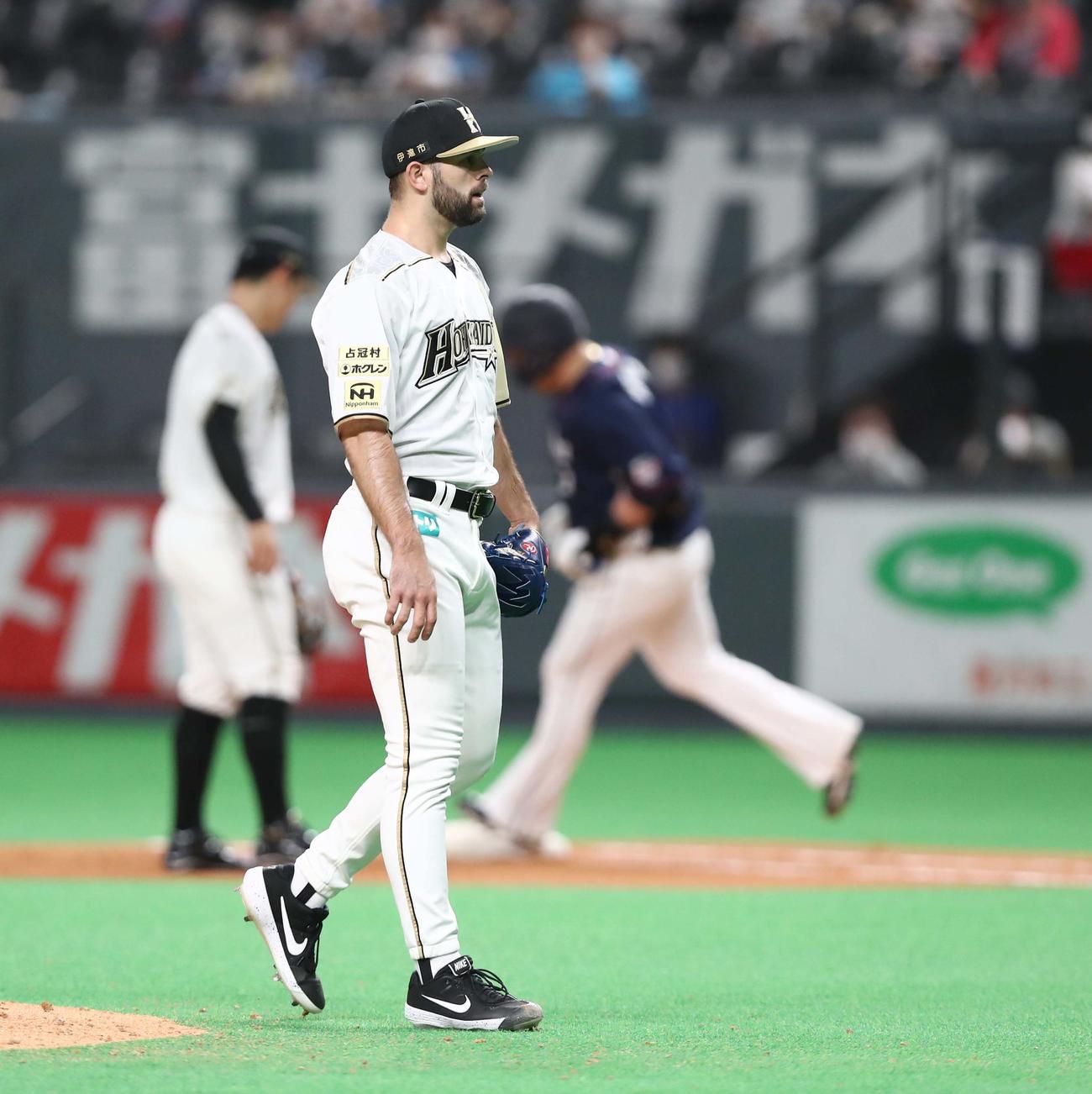 日本ハム対西武　6回表西武1死一塁、山川に2点本塁打を浴びるマルティネス（撮影・黒川智章）