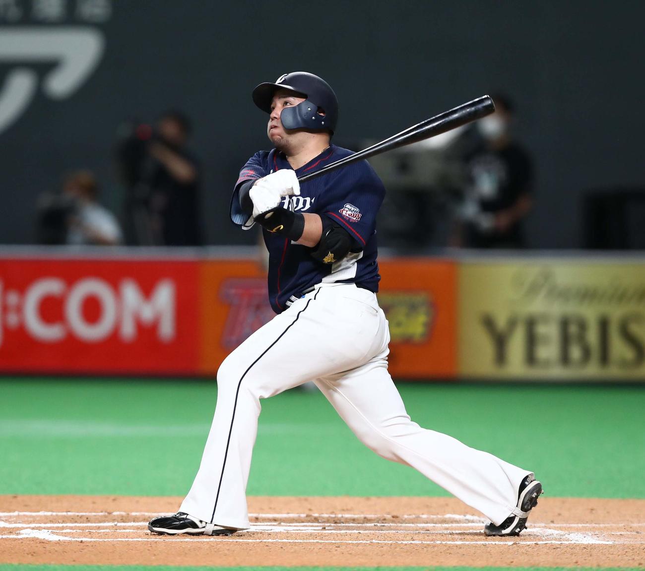 日本ハム対西武　6回表西武1死一塁、左翼ポール直撃の2点本塁打を放つ山川（撮影・黒川智章）