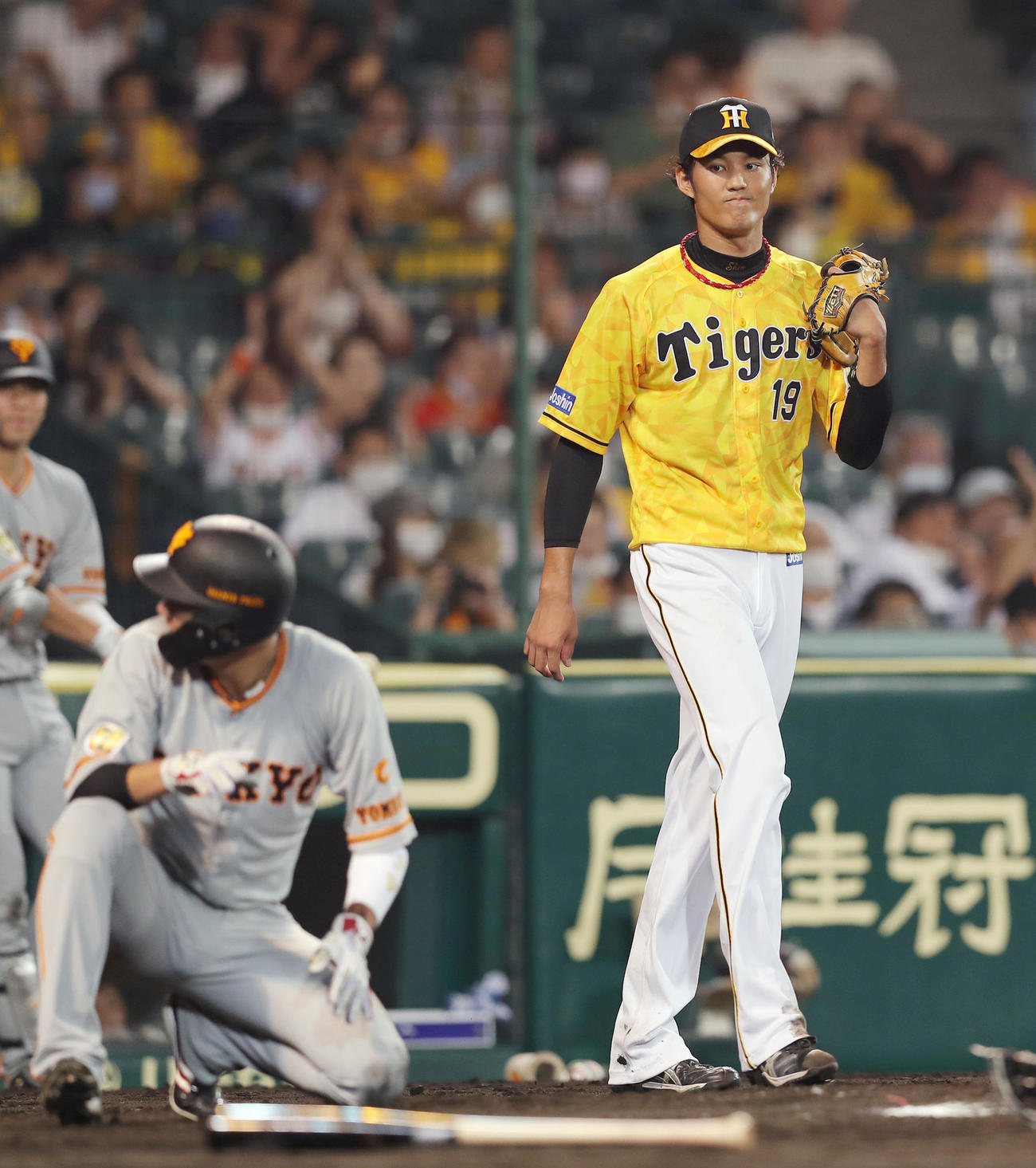 阪神対巨人　6回表巨人2死一、三塁、岡本に2点適時二塁打を浴び、悔しそうな表情を見せる藤浪（右）。手前は生還した坂本（撮影・前田充）