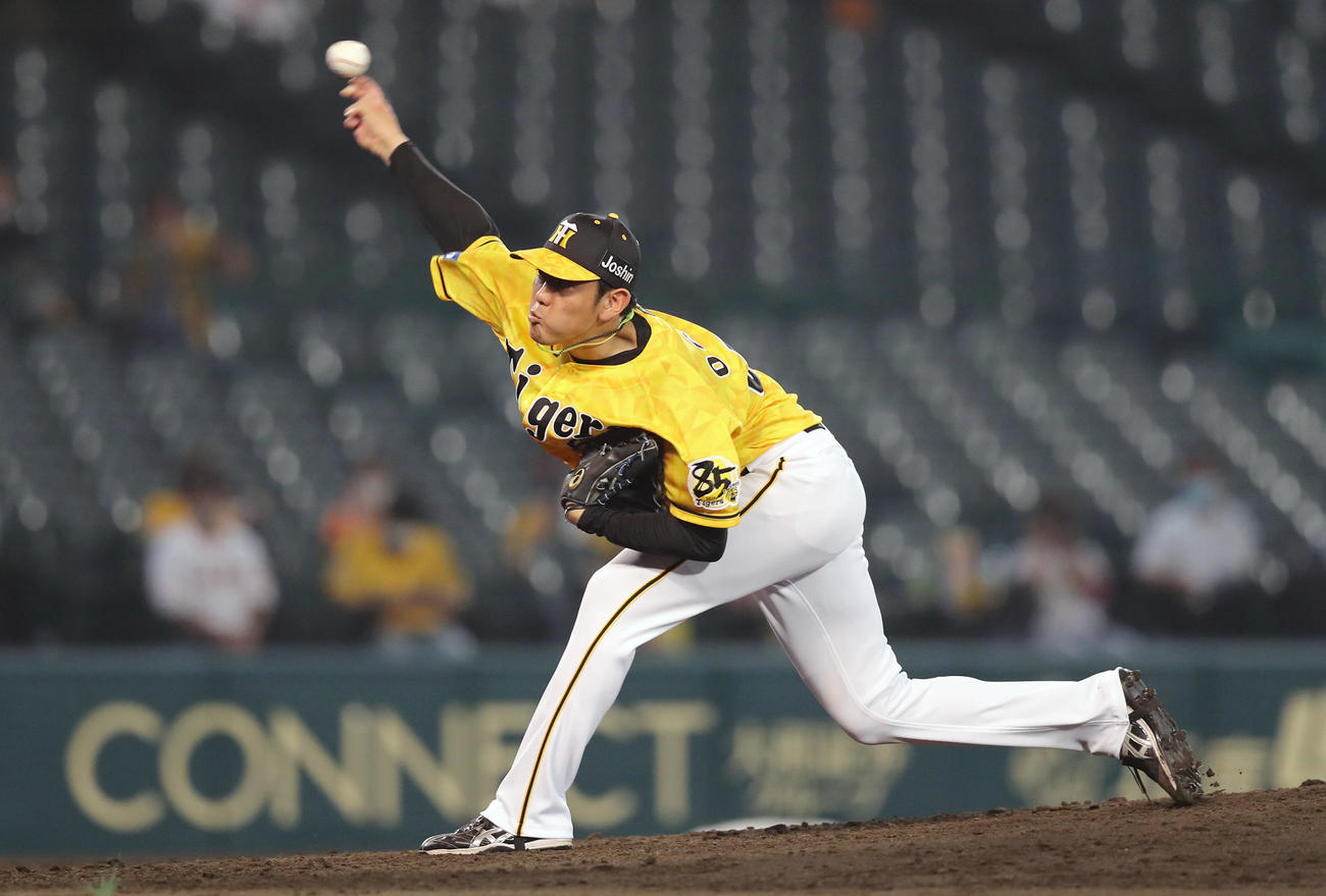阪神対巨人　9回表、阪神2番手で登板する小川一平（撮影・前田充）
