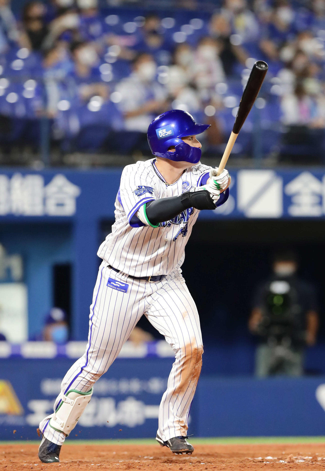DeNA対中日　8回裏DeNA1死、佐野は中堅左へ本塁打を放つ（撮影・丹羽敏通）