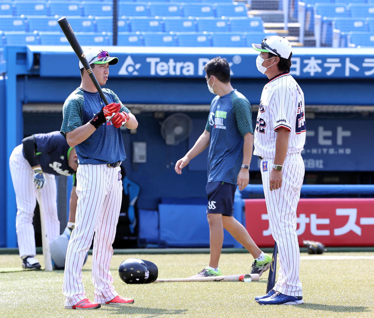 ヤクルト対広島　試合前練習中、高津監督（右）と話す山田哲（撮影・浅見桂子）