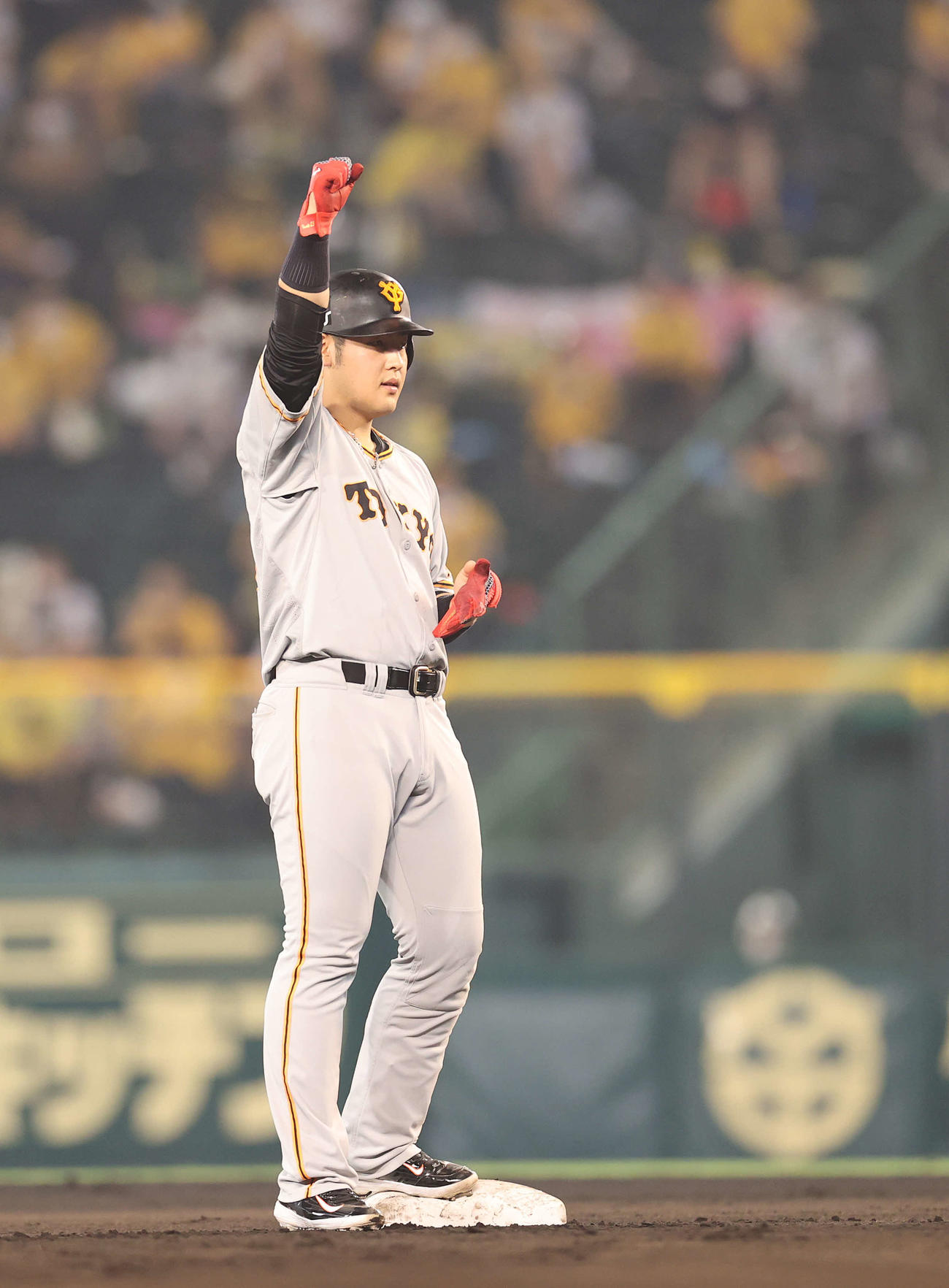 阪神対巨人　6回表巨人2死一、三塁、右越え2点適時二塁打を放ちガッツポーズを見せる岡本（撮影・河野匠）