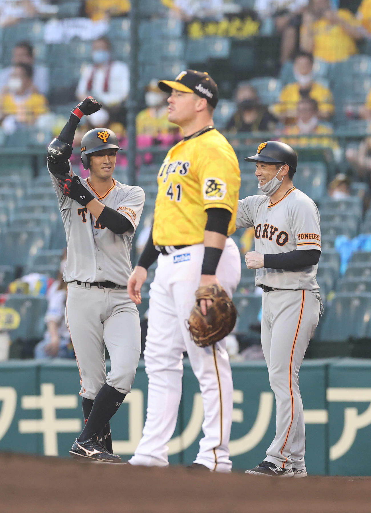 阪神対巨人　3回表巨人2死二塁、先制適時打を放ちガッツポーズを見せる若林（左）。右は古城コーチ、手前は一塁手ボーア（撮影・河野匠）