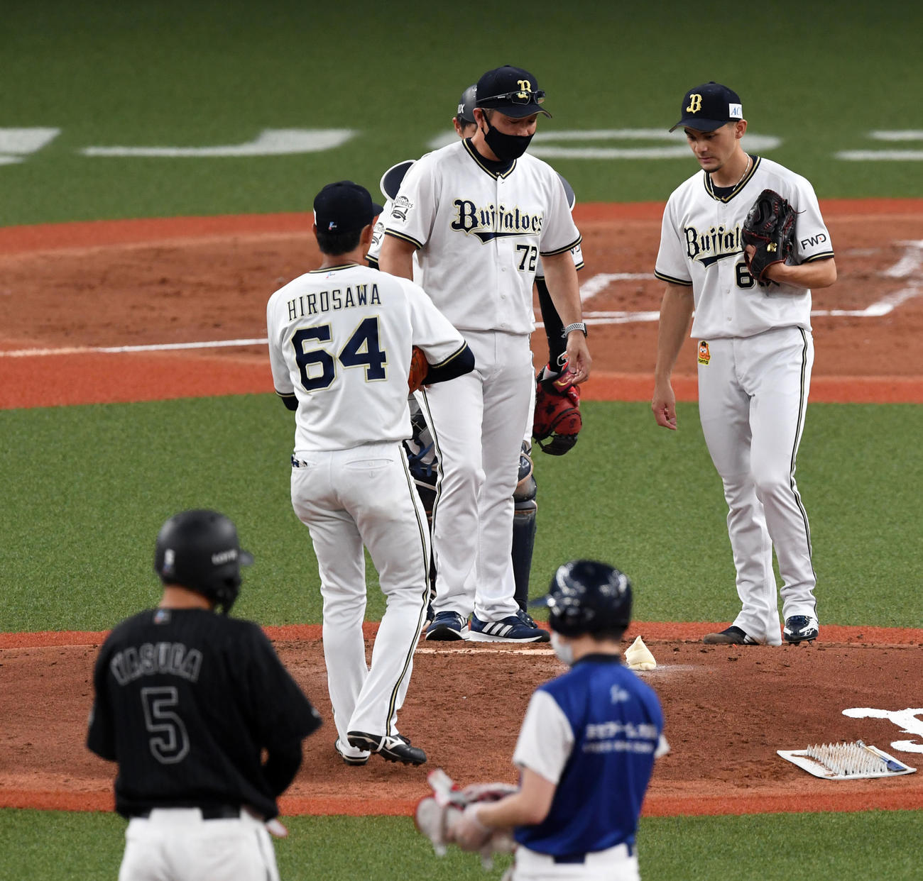 オリックス対ロッテ　4回表ロッテ無死一、二塁、安田に先制適時2点二塁打を打たれた鈴木（右）は平井コーチ（中央）のアドバイスを聞く（撮影・前岡正明）
