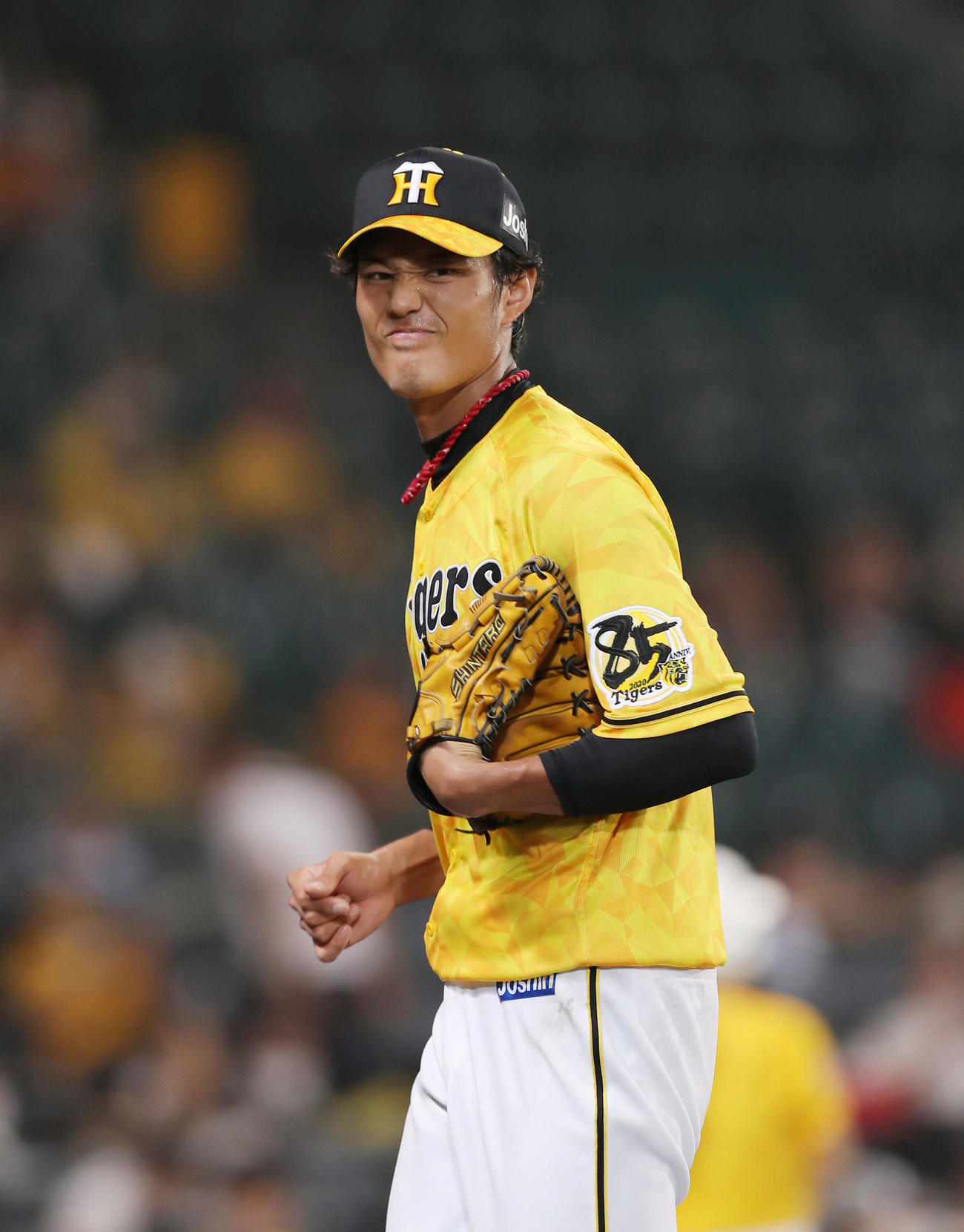 阪神対巨人　6回表、3失点し悔しそうな表情でベンチへ戻る藤浪（撮影・前田充）