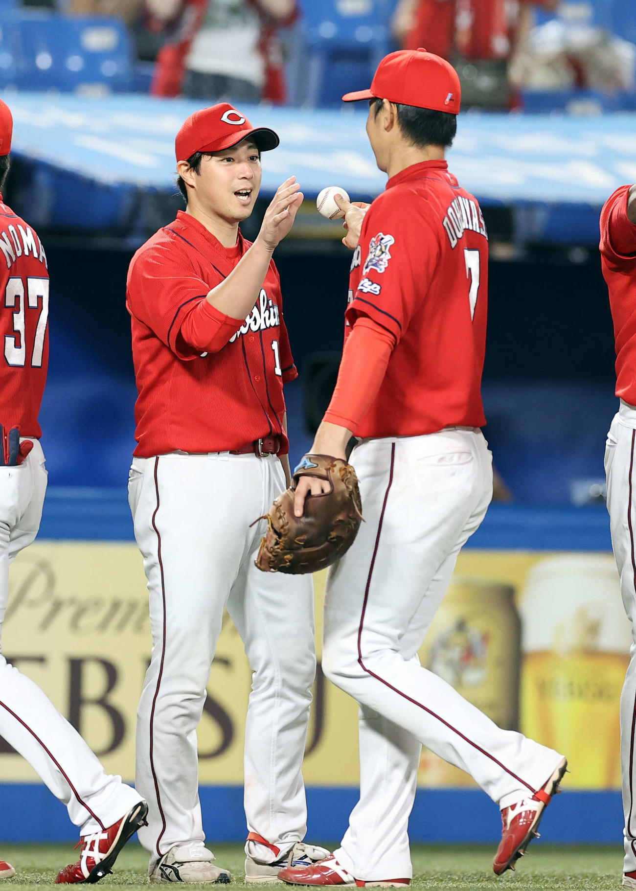 ヤクルト対広島　今季2勝目を挙げた野村（左）は笑顔で、堂林からウイニングボールを受け取る（撮影・浅見桂子）